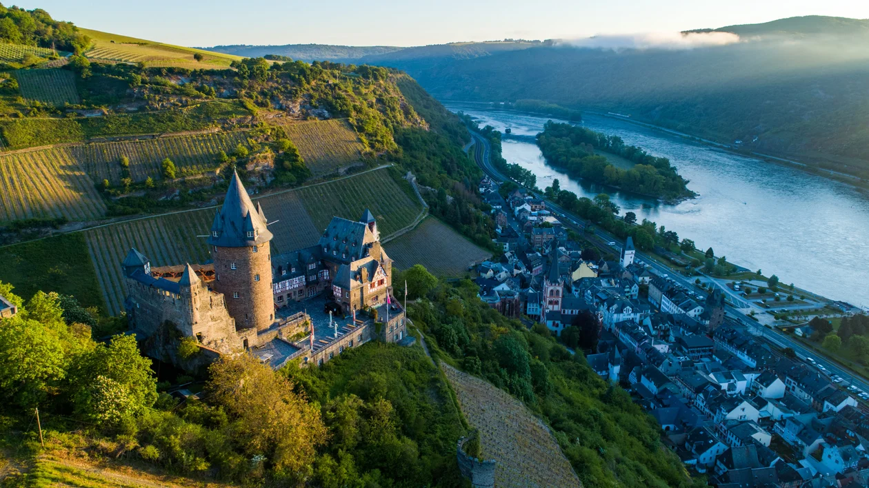 Bacharach: Aerial view of Stahleck Castle in the middle of vineyards with a view of the Rhine