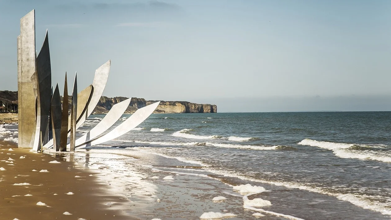 A monument commemorating the WW2 history of Omaha beach
