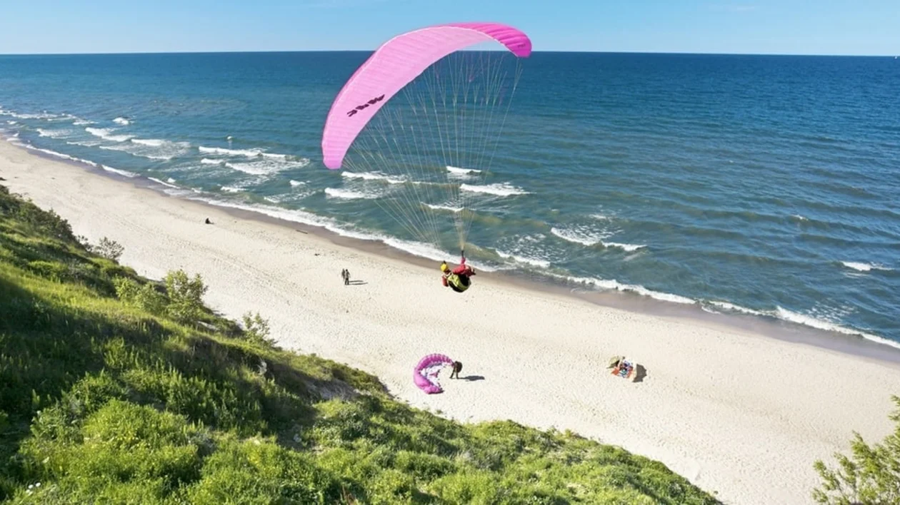 A paraglider over the Baltic beach in Władysławowo - Sports and active leisure