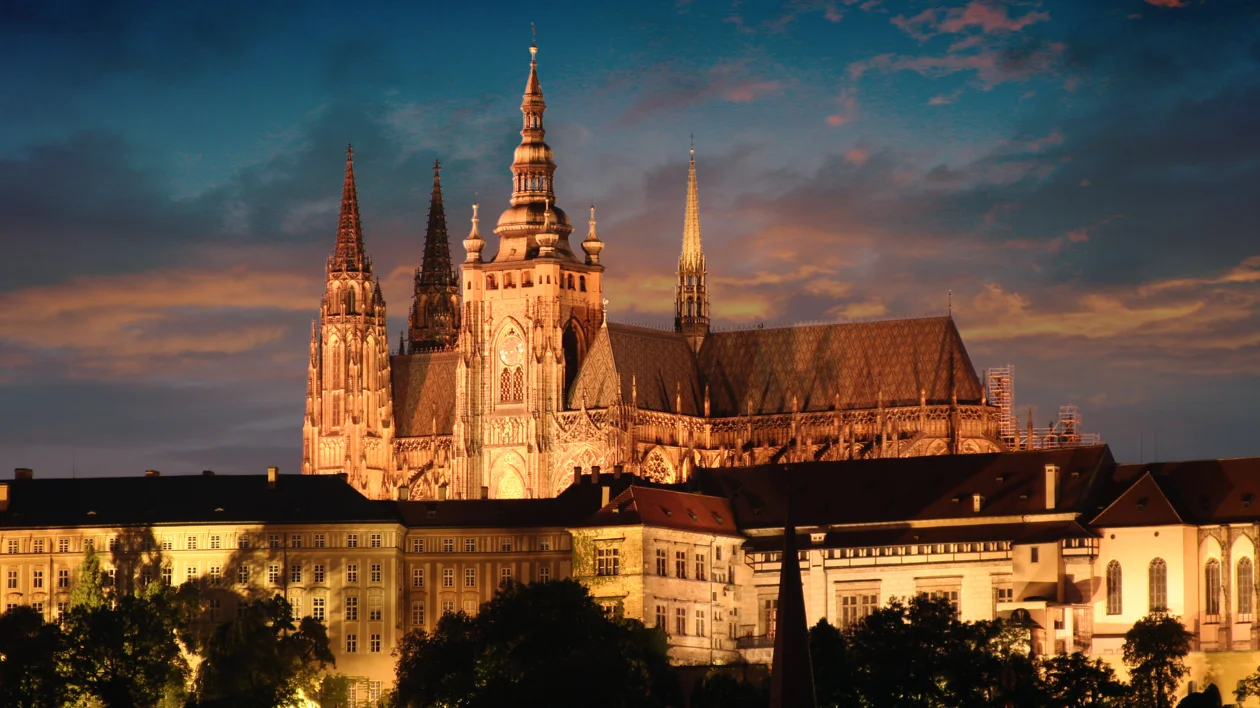Prague castle has the largest complex in the world of historical palaces, churches, offices, gardens and picturesque spots.