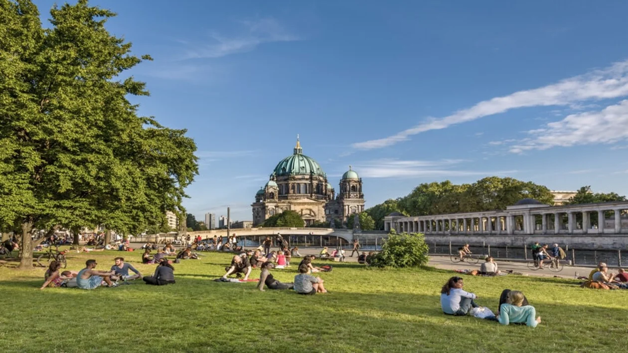Berlin: James-Simon-Park in summer, Berlin Cathedral, Museum Island © Lookphotos / Sabine Lubenow
