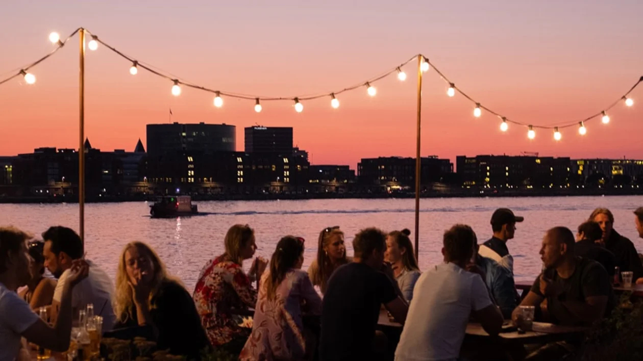 Enjoying food and drinks at REFFEN on a late summer evening. REFFEN, © Abdellah Ihadian