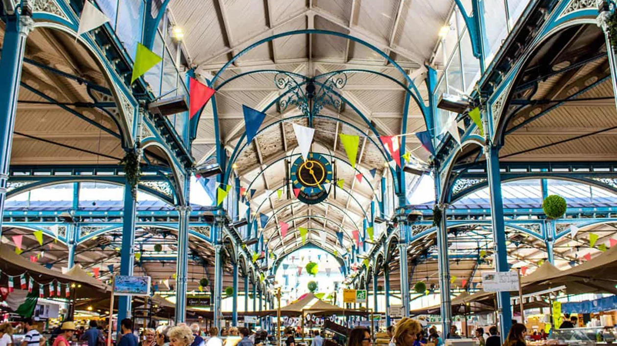 O mercado de alimentos Les Halles de Dijon, França