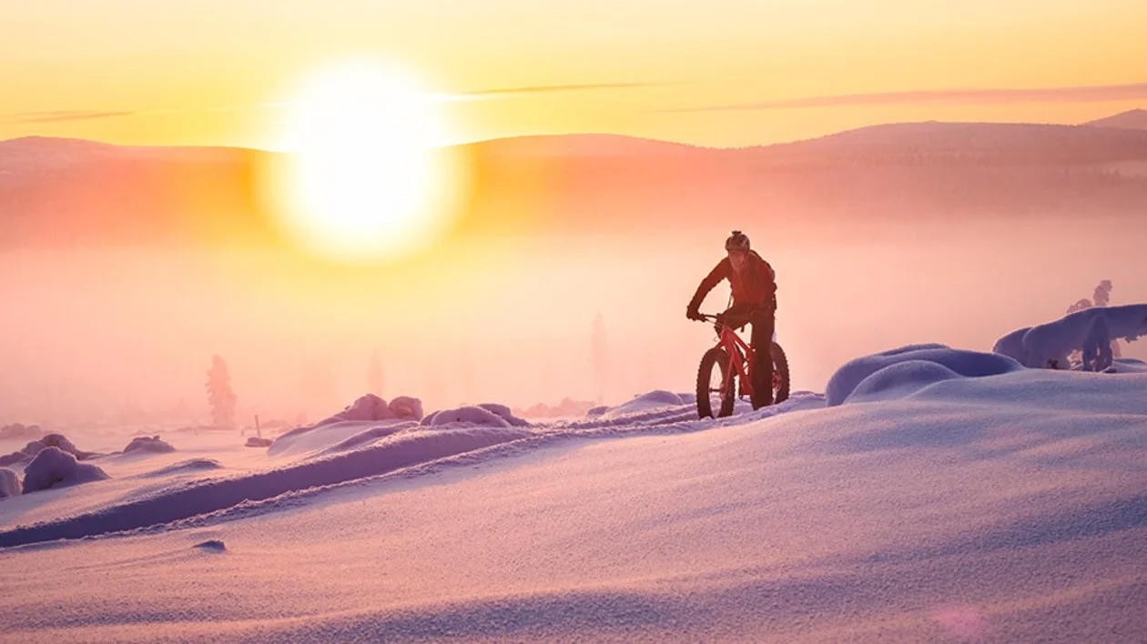 eFatbiking - Explore the arctic landscape on a saddle and breathe in the world’s cleanest air. © Roll Outdoors