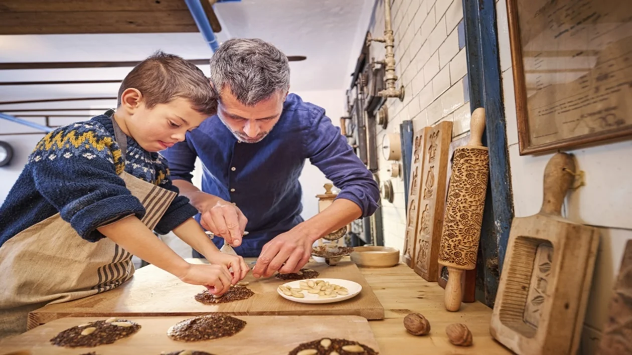 Nuremberg: father and son decorate gingerbread. ©GNTB/Jens Wegener