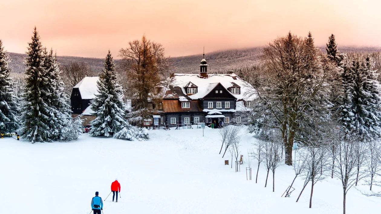 White trail at the old wooden hunting chateau at Nová Louka near Bedrřichov in the Jizera Mountains © Shutterstock.com Pyty