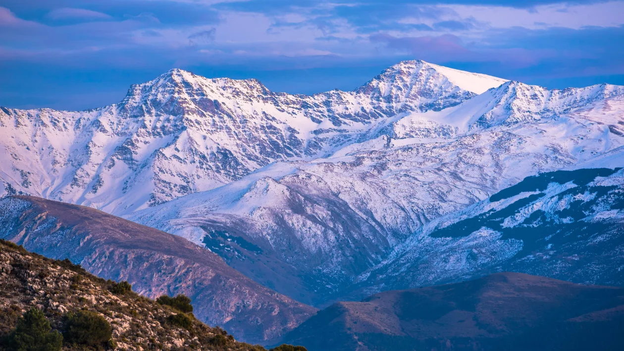 Starting in November, you can take advantage of the ski resort with its numerous slopes or enjoy a guided cross-country skiing tour