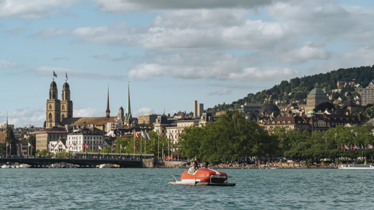 Panoramic view of Zürich, Switzerland — the Limmat River, historic old town, and Lake Zürich in the front.