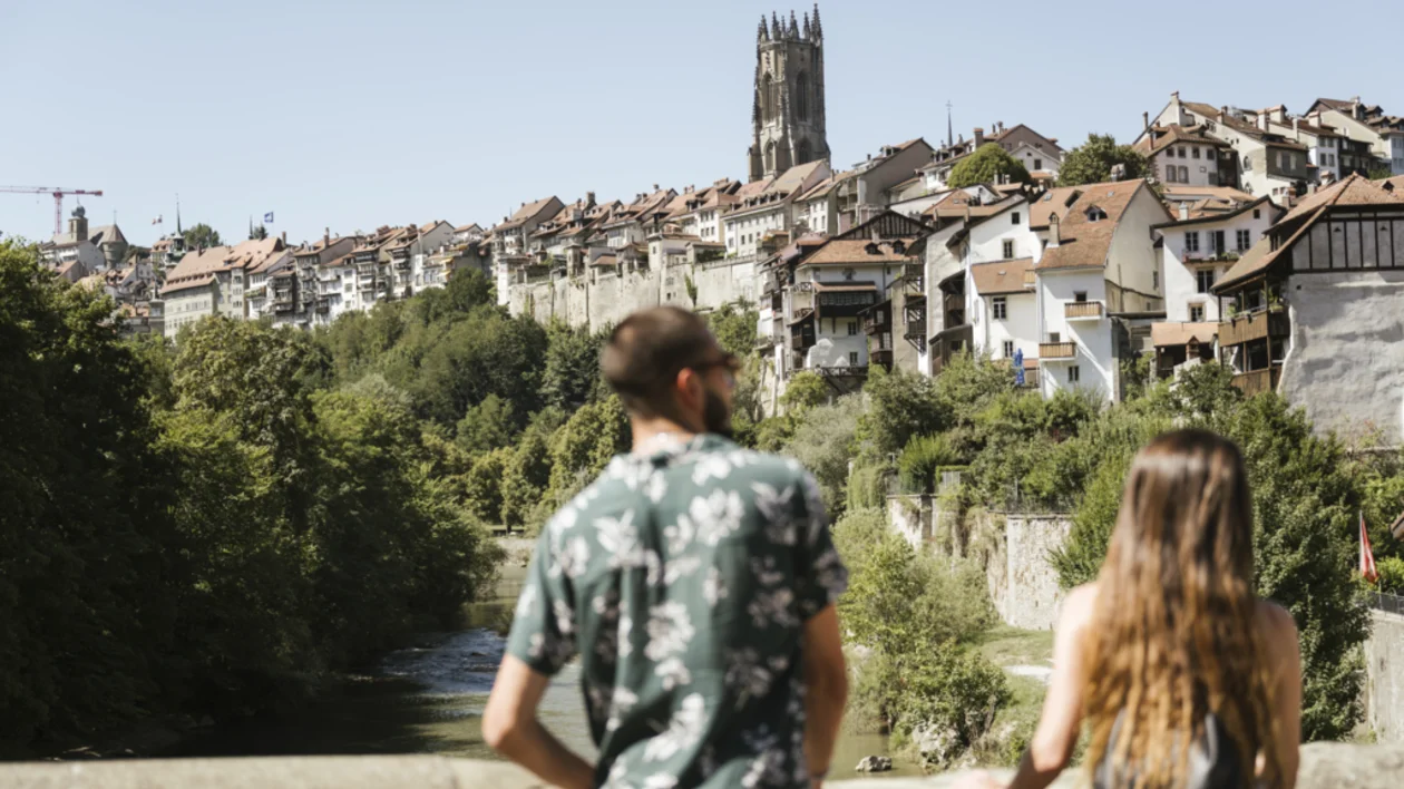 Panoramic view of Fribourg, Switzerland, with its medieval old town, Gothic cathedral, bridges, and the Sarine river.