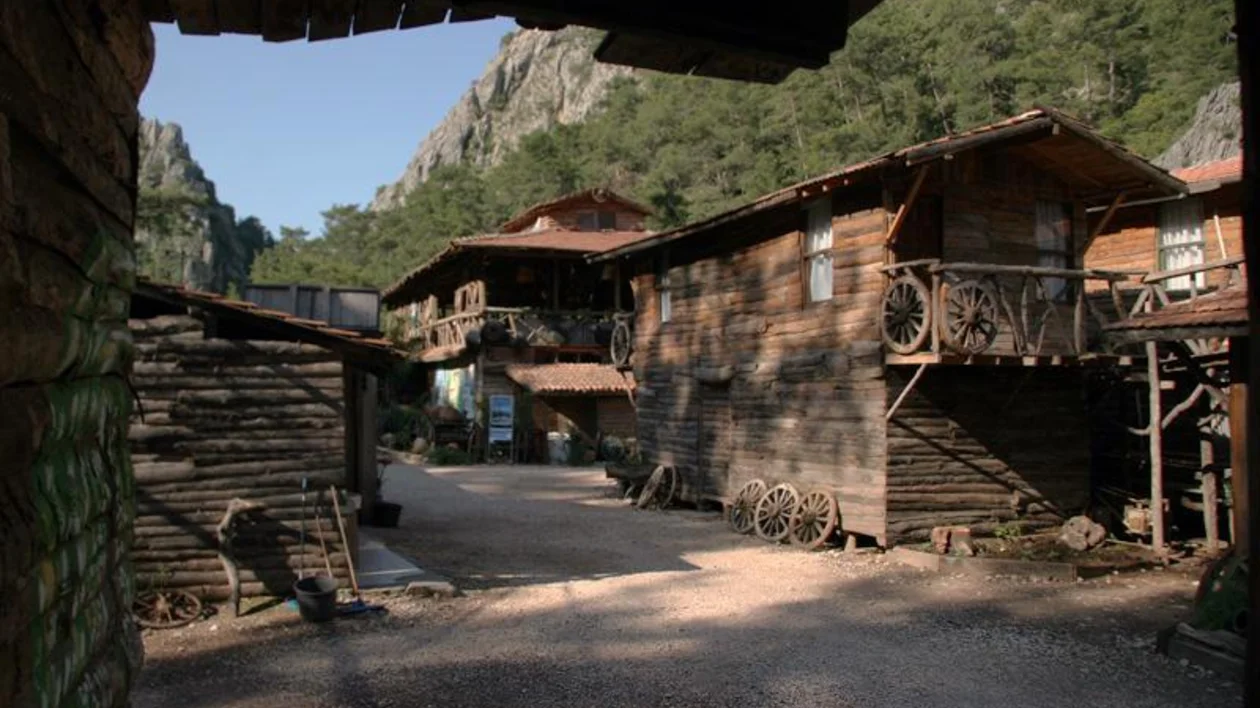 In Kadiruzu Tree House of Turkey, you can spend is rustic chic overnight.