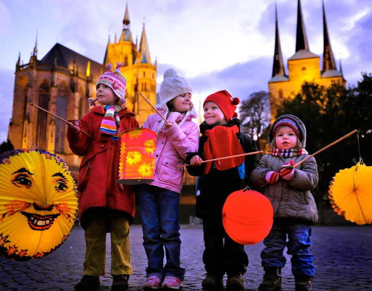 Kids in front of Erfurt Cathedral