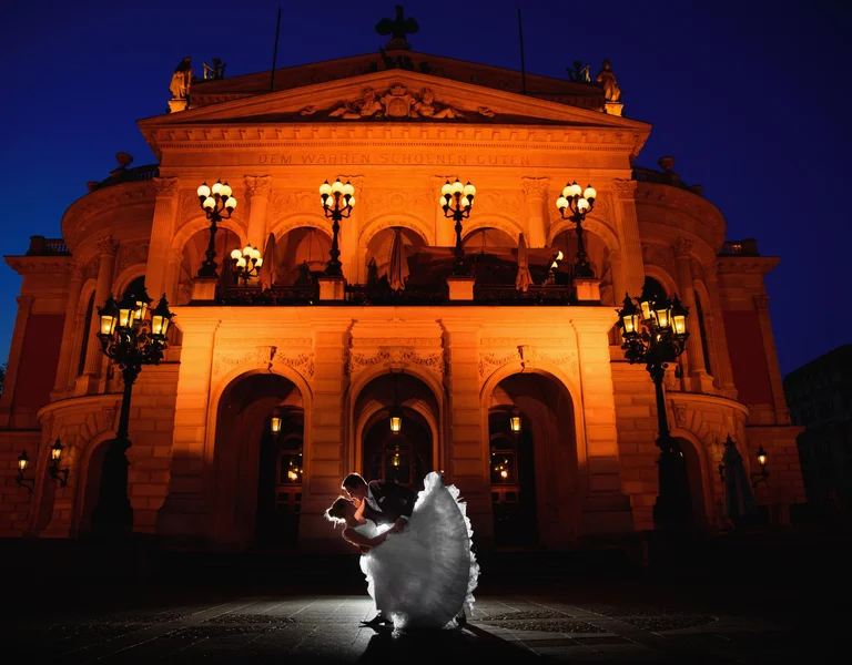 Wedding couple in Frankfurt with the old opera in the background