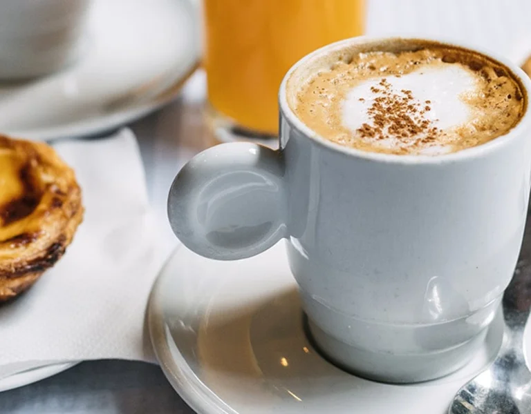 Cafe Leite Sumo Laranja Pastel Nata © GV_Nessa Gnatoush_shutterstock