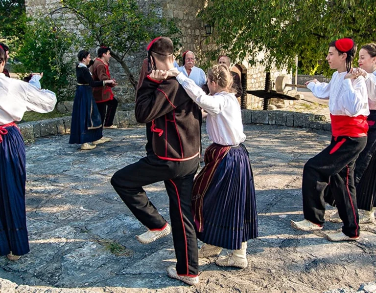 Nijemo kolo/Silent circle dance, Croatia