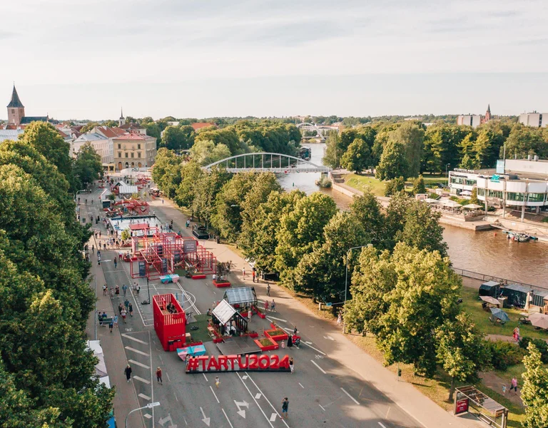 Tartu city and its green park.