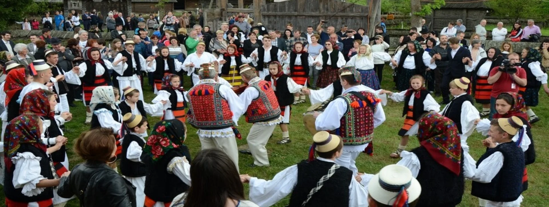 Learn the Hora dance in Maramureș, Romania