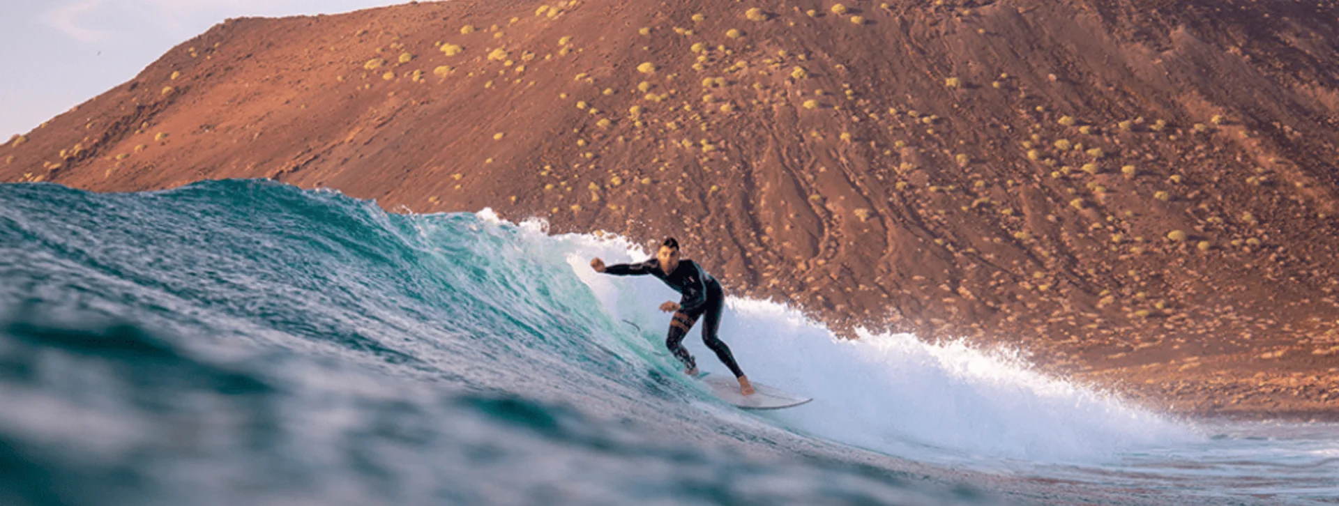 Choose from among a large number of beaches that allow you to visit different spots in a very short period of time in search of the big waves.