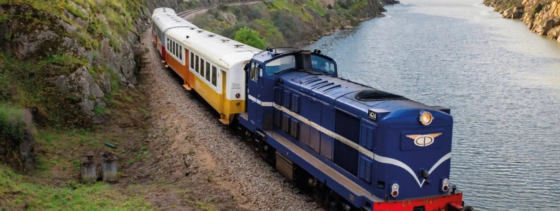 Roll along the river in Miradouro train, and pass throu the Arnozelo Tunnel.
