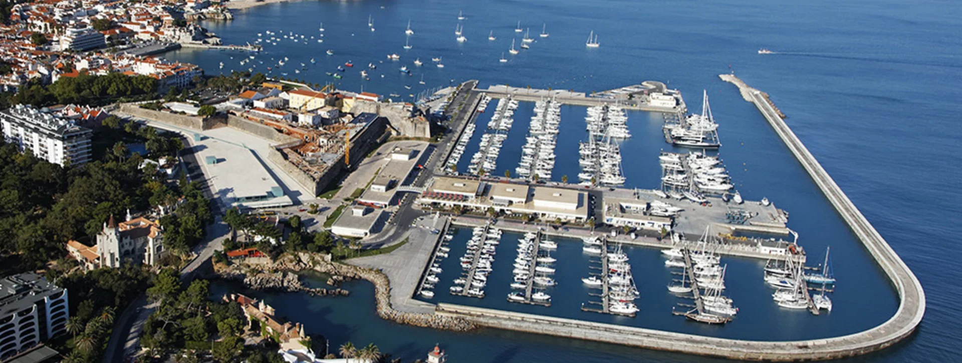 If you love regattas, check out what's on at the Marina de Cascais.