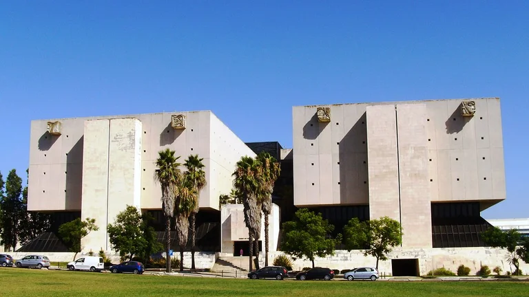 1200px-Torre_do_tombo_2