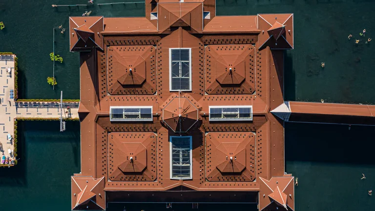 Floating building on the lake © Hungarian Tourism Agency