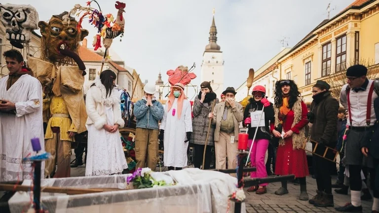 Take part in the burial of a double bass. It's a parody of a funeral you will definitely enjoy!