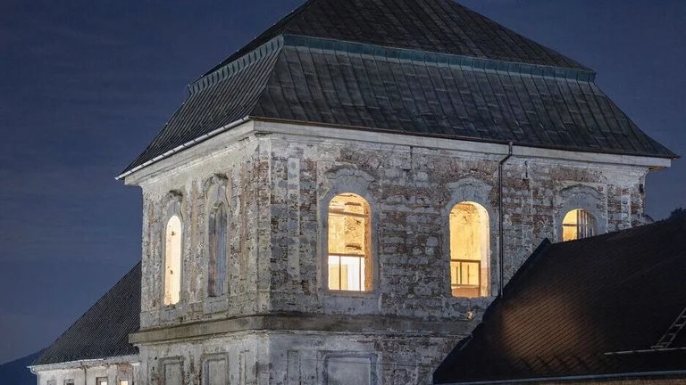 Spend a night within the walls, which have a somewhat dark history... A 400-year-old Coburg mansion in Jelšava welcomes true adventurers who are willing to experience its raw beauty and help this architectural "pearl" to flourish