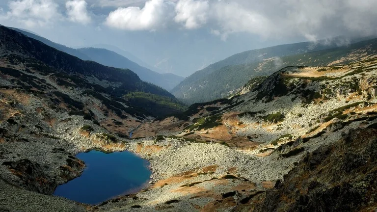 Find stunning scenery in the Retezat Mountains
