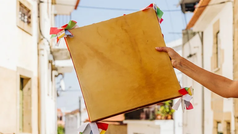 Hear the sound of a square drum, the idanha, in Nova Adufe