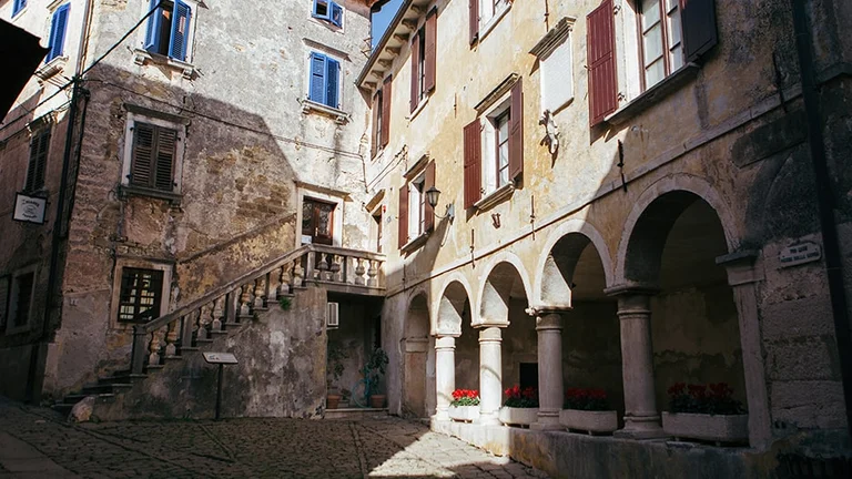 Wander through the Fonticus Gallery and Spinotti-Morteani Palace