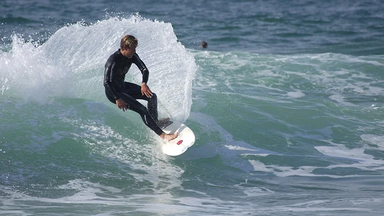 Surfing in Carcavelos ©Credit Turismo Cascais
