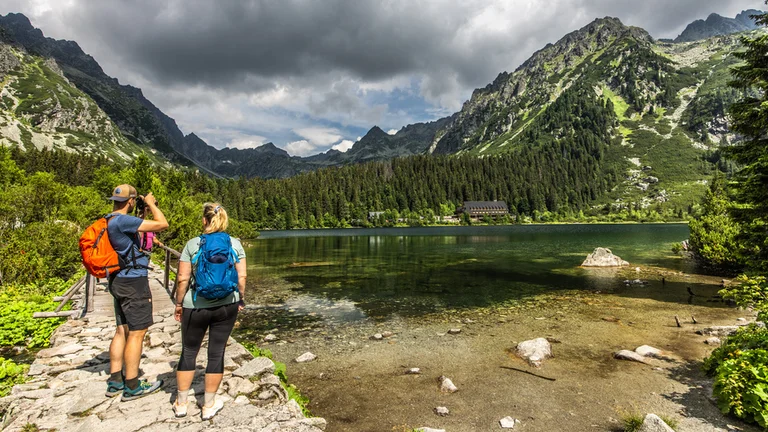 From Štrbské pleso tarn to Popradské pleso tarn takes three hours of breathtaking hiking. Enjoy picturesque surroundings and beautiful views - and take a break in the mountain hotel's restaurant.