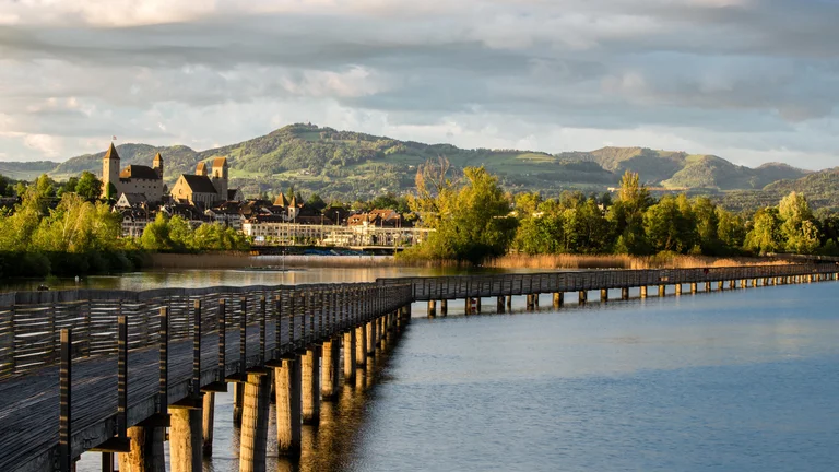 Cross the Rapperswil wooden walkway for 360° views of water, sky and land.