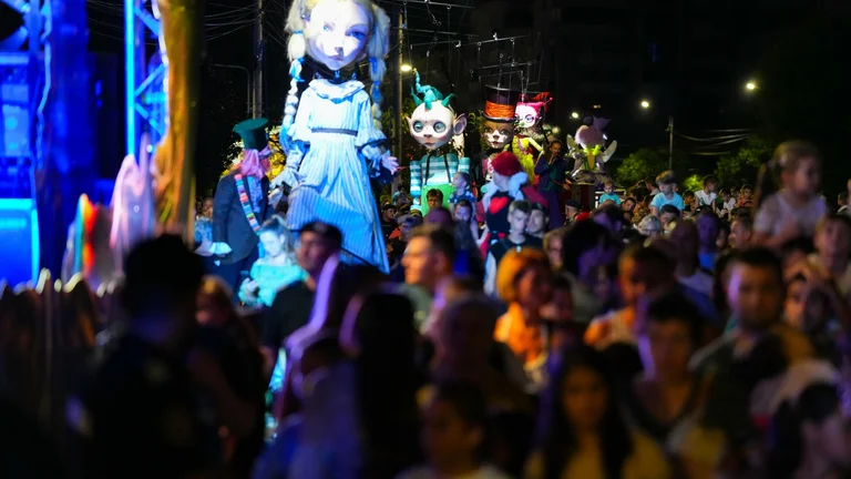 giant Puppets in the stret