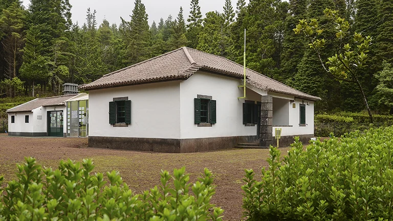 Bullfinch Visitor Centre building surrounded by greenery in São Miguel, Azores.