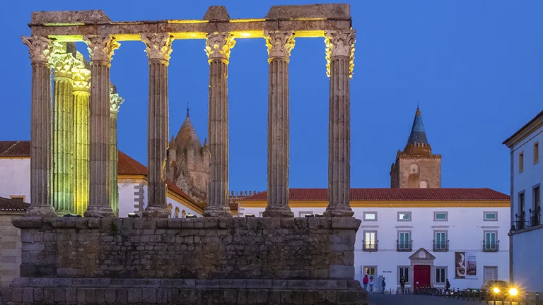 ポルトガルのエヴォラにあるローマ神殿の遺跡。歴史あるアレンテージョの街で、コリント式の柱が明るい青空にそびえ立っている。