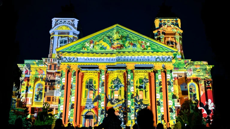Vue nocturne du centre-ville de Sofia illuminé par des installations lumineuses colorées et des projections de mapping 3D lors du Festival des Lumières LUNAR.