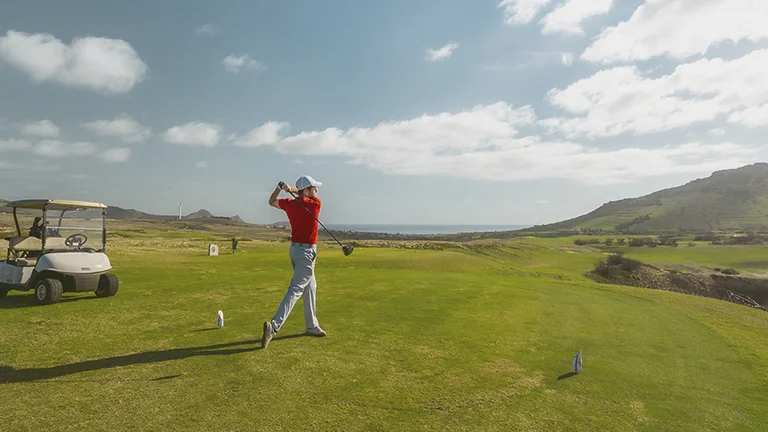 セベ・バレステロス設計のポルト・サント・ゴルフコースは、ポルトガルのポルト・サント島にあり、緑のフェアウェイやウォーター・ハザード、ターコイズ色の大西洋を背景にしています。