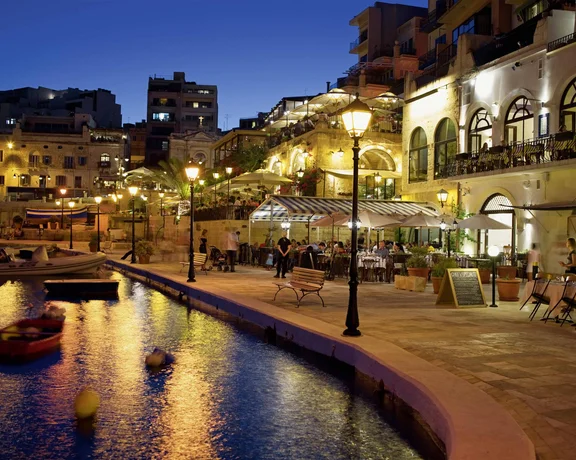 El Paseo Marítimo de St. Julian, Malta