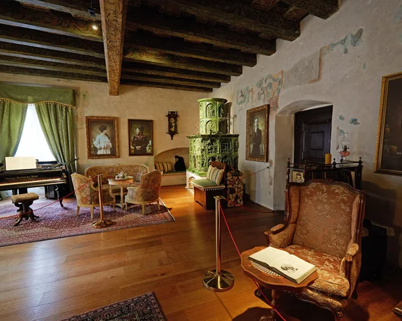 Thanks to superb high-technology, the old paintings come to life in front of your very eyes and tell you the story of the world's longest love poem