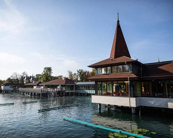 The Hévíz Thermal Bath © Hungarian Tourism Agency