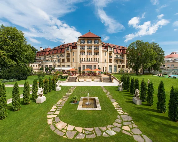 Majestic building of Hotel Thermia © Slovenské liečebné kúpele, a. s., Piešťany