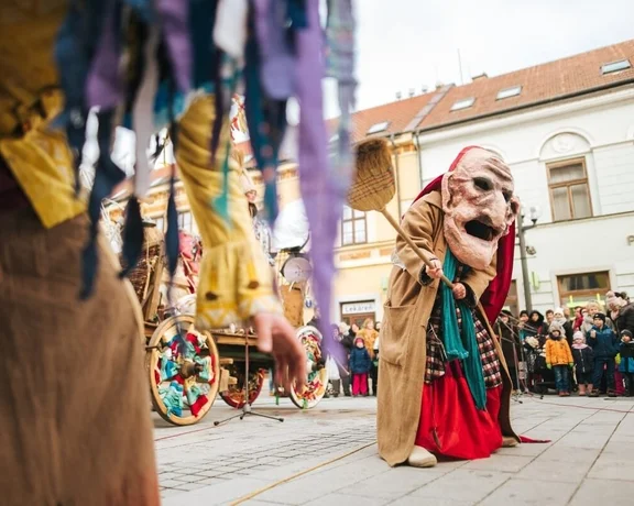 Join a jolly group of masked “carolers” and emerge yourself in true fašiangy experience! Usually accompanied by musicians, they are easy to spot