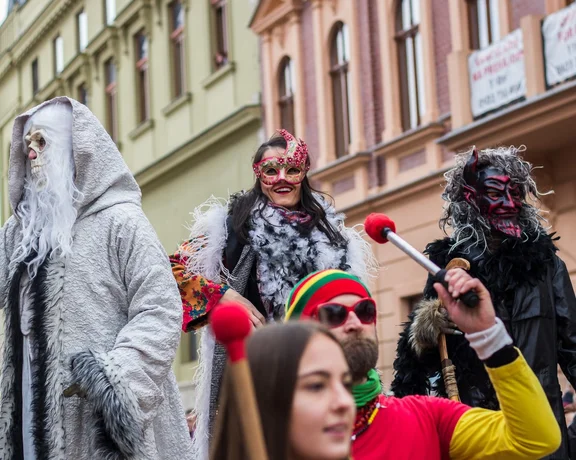 Be enchanted by the carnival parade in Nitra and its skilled drummers, stilt walkers, folklorists, majorettes and theatre artists