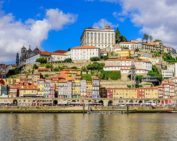 Cruise the Rio Douro and enjoy stunning scenery