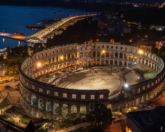 Take an unforgettable photo of the Arena at night