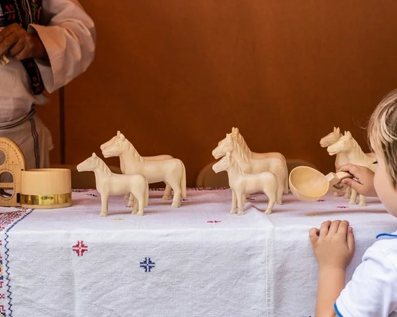 Would your children love little horses carved from raw wood? Skilled craftsmen will be happy to show you how to make them.