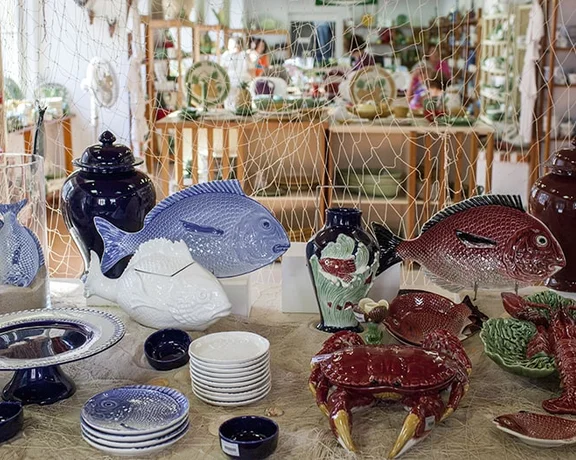 How will you choose a souvenir to take home from Loja Bordallo Pinheiro Faiancas Caldas Rainha Pinheiro?