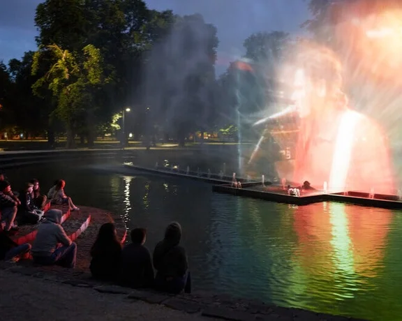 Explore the possibilities of the floating multimedia fountain in the City Park. Create your own artwork on the website and watch as the AI synchronise the water flow to your favourite music