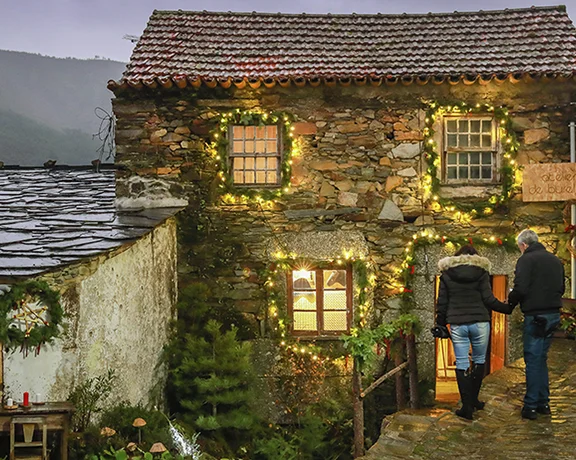 Admire the eco-friendly decorations of Cabeça Aldeia Natal Seia